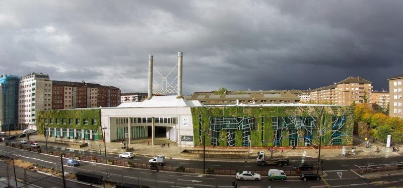 Illustration for article titled 33.000 plantas envuelven este edificio para ahorrar energía